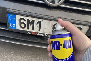 Sprej WD-40 na registrační značce předchází pokutám. Nezapomínejte ho použít!